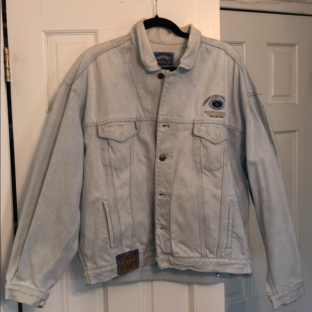 VINTAGE LIGHT-WASH JEAN JACKET